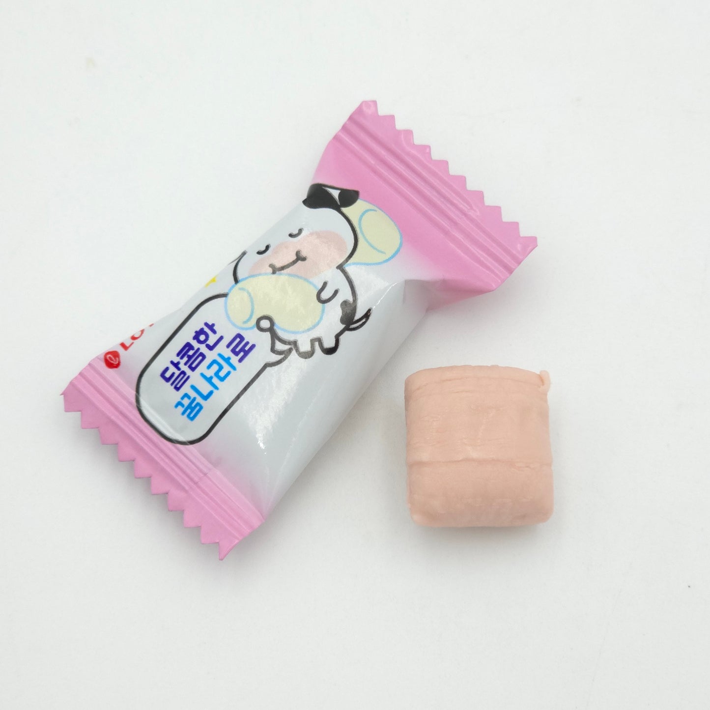 LOTTE Fluffy Candy Malang Cow Strawberry Milk 158g K-Food